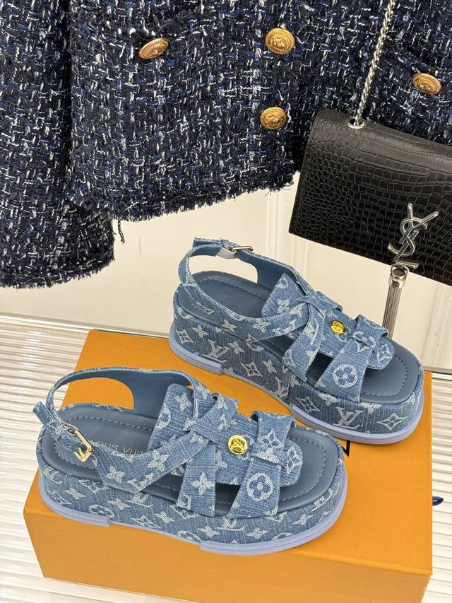 驴牌新款Maya系列方头搭扣一字带凉鞋. 本款 Maya Flatform 凉鞋选用光滑牛皮革，牛仔布 令宽幅鞋带穿梭于皮革鞋舌之间，再以金属 Lv Circl
