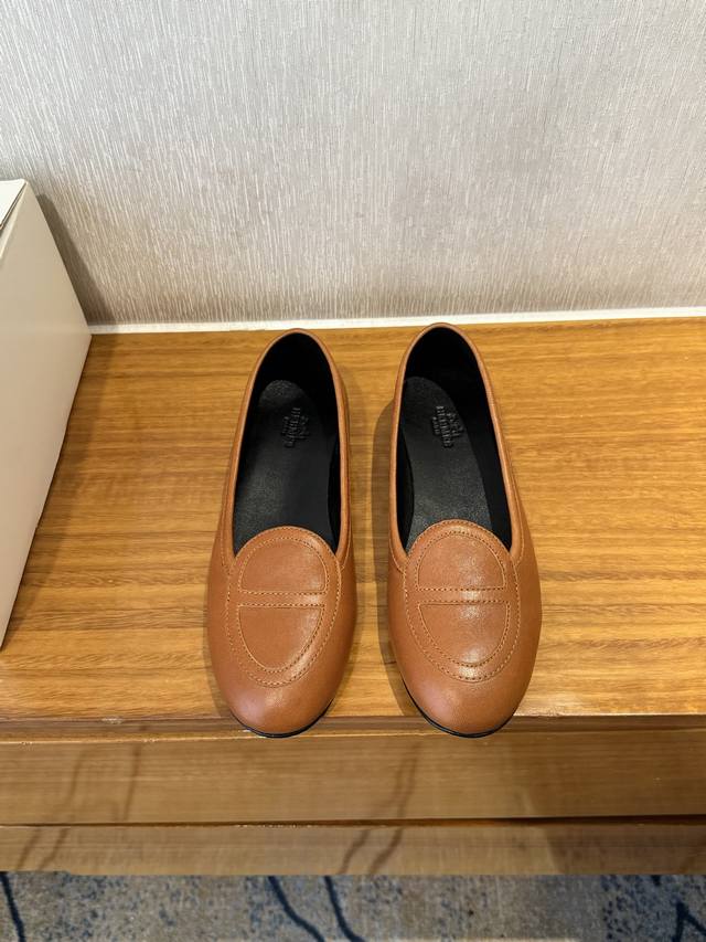 顶级品质 Hermes Ss25 New Arrival～ 爱玛仕早春新款平底乐福鞋 H家这双Julia乐福鞋上脚就不想脱下来～ 小羊皮材质 贼软糯 超舒服舒适