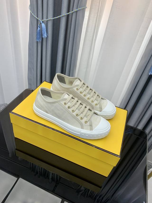 原单顶板 P 品牌：Fendi芬迪 尺码35-40 39–44 45可定制 等级： 官网正品 材料： 进口原版Logo布料鞋面 原版舒适内里 Tpu耐磨轻便大底