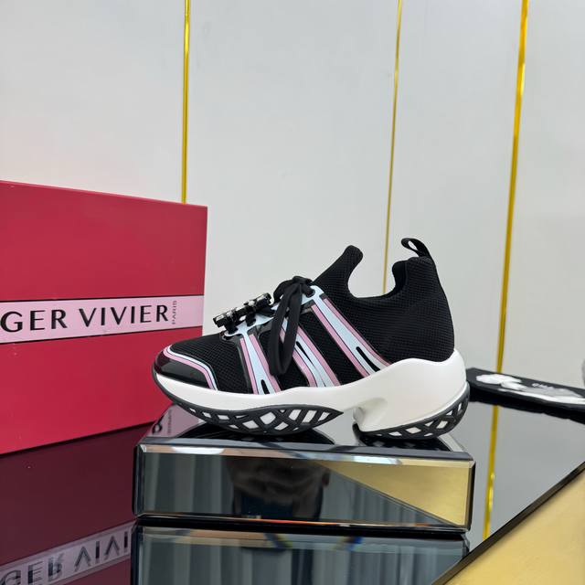 出厂 Rv新款Roger Vivier品牌2025 Viv‘Motor系列最美运动休闲鞋～ 顶级版本 维维亚精致风格，双拼色镜面网眼面料制成点缀可拆卸闪钻饰扣，