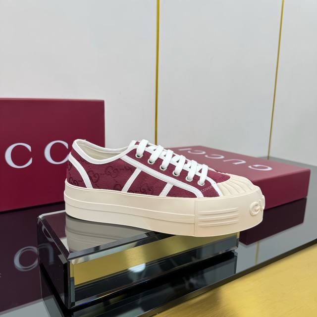 出厂价Ppp Gucci 25S最新款厚底帆布鞋，春夏季最热门 经典升级更耐看，上脚舒适 面料：牛仔帆布面 内里：透气布内里，中间层贴Pu皮 里外布面都不会皱