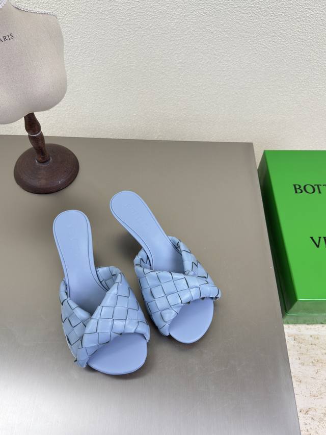 bv Blink 系列拖鞋 15 毫米级 编织单鞋 真皮手工编织 淡蓝色 编织 这款经典款 简直Bv最新天花板啦 双色彩色百搭 简约一块皮15毫米抽条 手工编织