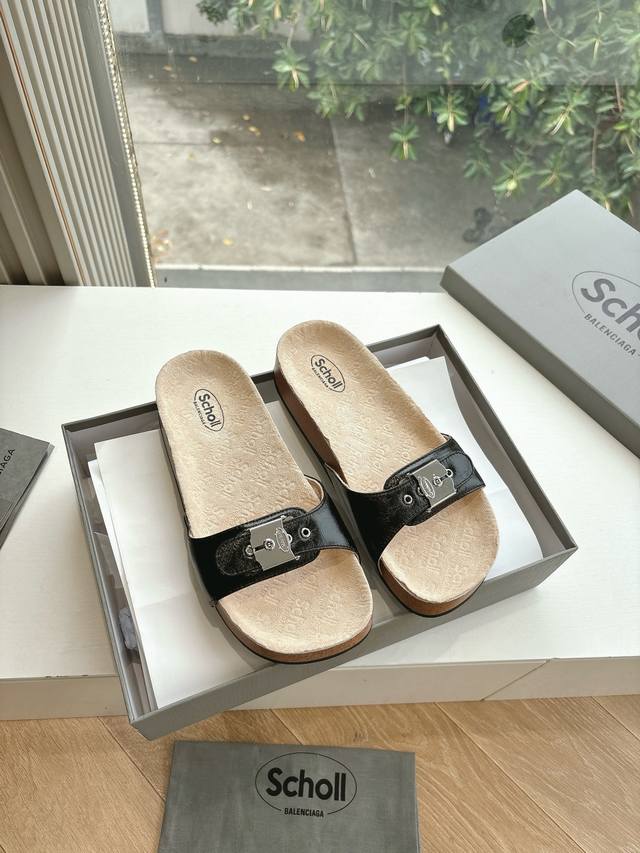 代购级别G059所见即所得Balenciag*25S春夏新款博肯软木鞋垫拖鞋凉鞋巴黎世家非常经典的设计，搭配铆钉的狂野自我！不羁风格满满，内里鞋面的特殊天然纹路