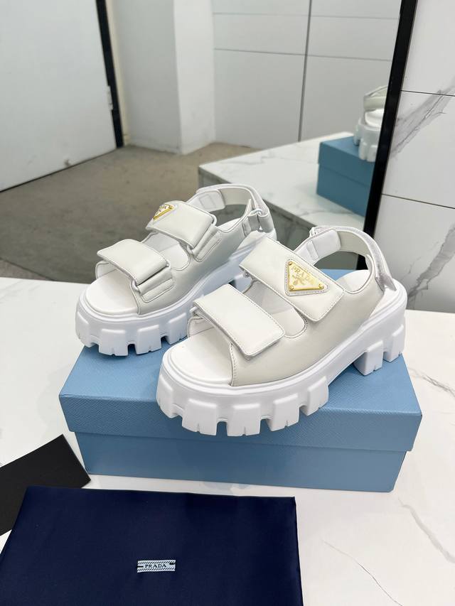 prada普拉达春夏走秀新款凉鞋系列 经典厚底凉鞋 面料混种羊皮面 小羊皮内里 原版五金1：1开发 脚感柔软细腻 舒适度极高 百搭款 原版发泡大底 矮个子的福音