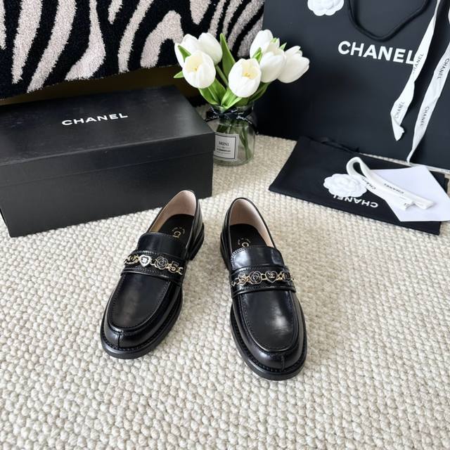 代购版 Chane L Ss24 New Arrival～ 小香24A 山茶花珐琅爱心扣乐福鞋新品 油蜡牛皮带来无与伦比的质感，经典版型搭配精致饰扣，24秋冬绝