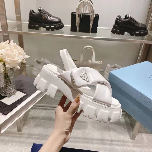 出厂价Pp： 普拉达夏季新款凉鞋系列 厚底凉鞋 面料： 羊皮面 大底： 原版发泡齿牙大底 码数：35-40码