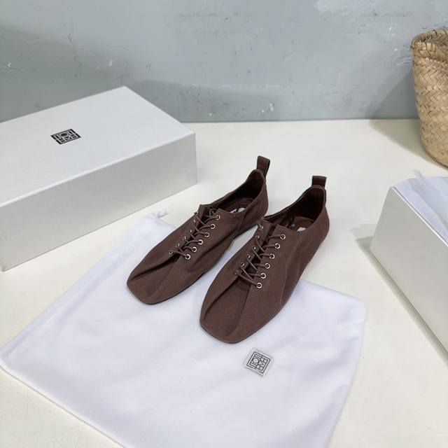 高品质出厂 ！小众潮牌Toteme 25春夏新款系带小方头帆布平底乐福鞋！ 这次的新款真的是简约又透入着高级 铆钉加绑带的设计前卫又时髦 小众有品味 平底简直舒