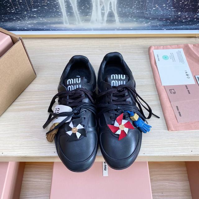 出厂 Miu Miu 25Ss 春夏新款走秀Miumiu 玛丽珍款德训 休闲鞋 秀场工艺来自Miu Miu系列的细节特写 新季的潮流要素一 与此刻挚爱的概念，多