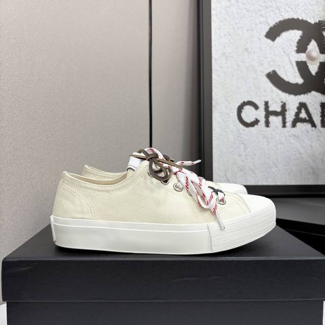 2025Chanel香奈儿小香风水洗牛仔布 帆布 皮面 圆头系带 低帮 休闲帆布鞋 颜值担当火爆款帆布鞋 不得不入的一款～简约高级 随意搭配上脚非常舒适，年度必