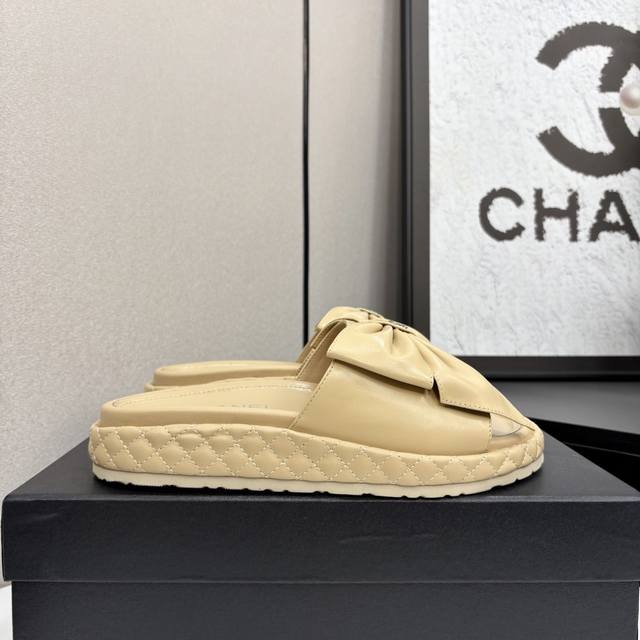 chanel香奈儿C家小香风厚底菱格拖鞋，时尚界永恒的经典。标志性双C 与蝴蝶结元素，是奢华与优雅的象征，一眼便心动。多样色彩与材质，适配不同穿搭场景，无论是休