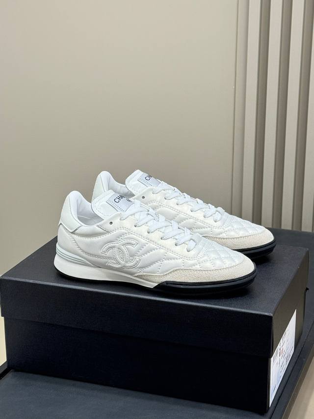 出厂 Chanel Ss25 Tennis系列 小香2025 春夏网球鞋新品，绵羊皮材质、超软糯，脚感满分 鞋型秀气精致非常修脚，很Chill很百搭！超有格调！