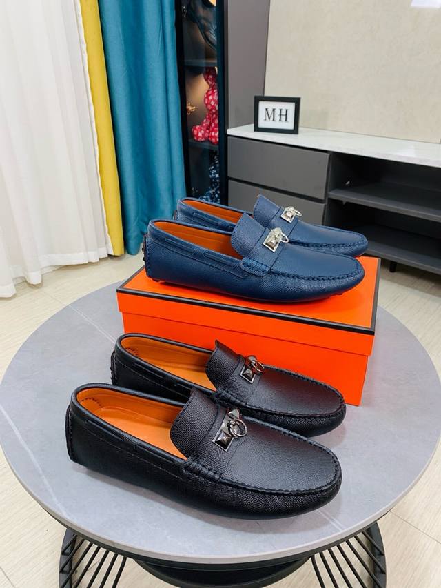 出厂价P 内配有包装 HermèS 爱马仕男士新款豆豆套脚鞋，魅力十足，奢华风格绅士鞋。爱马仕精致五金扣配饰 拒绝掉色 压花设计元素 诠释品牌形象设计理念材质进