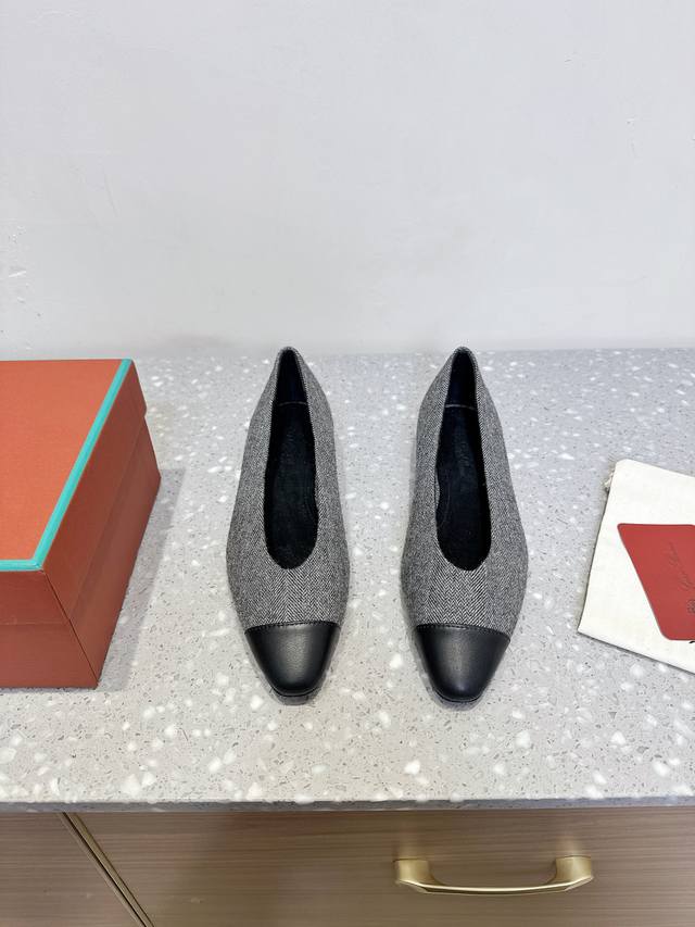 loro Piana 诺悠翩雅 25Ss春夏新款 经典绝美 复古 平底 单鞋 极简主义风格，复古又级！ 简约又大气，属于非常耐看的款式！高级百搭之王一年四季春夏