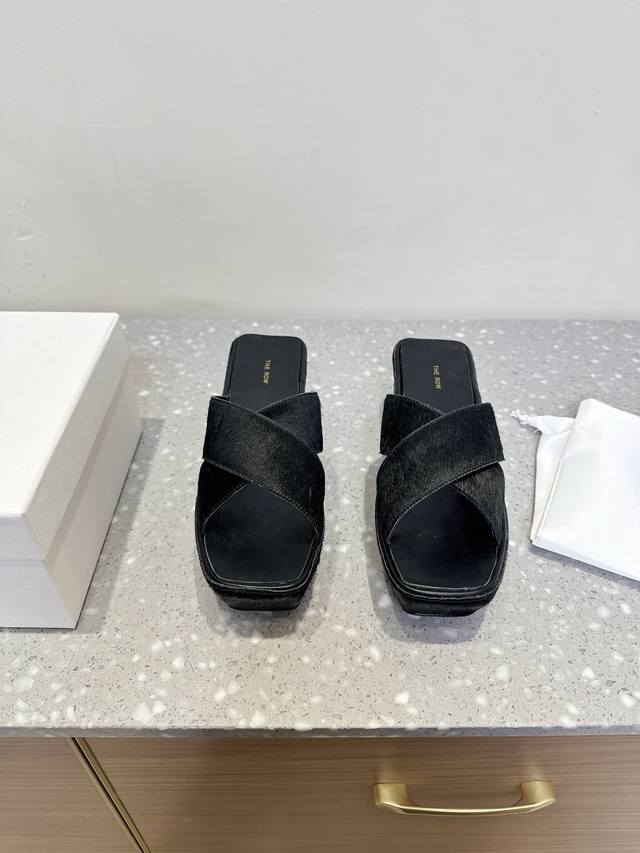 the Row 小众潮牌 25Ss春夏新款 厚水台 方头 拖鞋 这不用多说，是近两年最火之一的品牌，春夏的季节就要到了 凉鞋我感觉即将要爆火 无论是配牛仔裤，亚