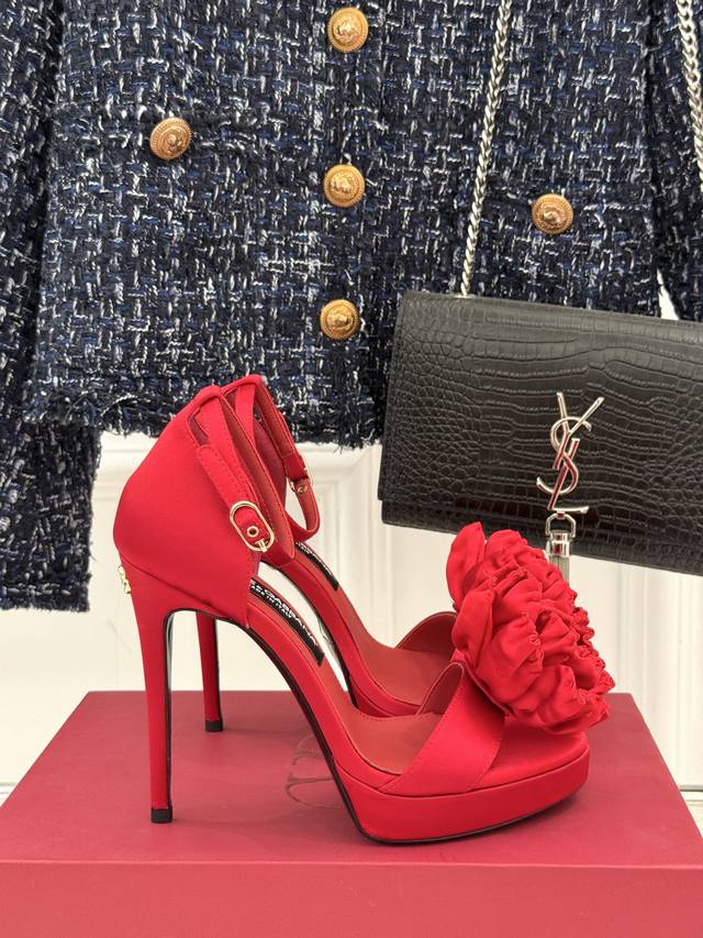 厂价 Doolce&Gabbana24S春夏 新品花朵高跟凉鞋 面料采用进口牛皮 内里踮脚均为羊皮 意大利进口牛皮大底 跟高：10Cm 码数：35-39 40