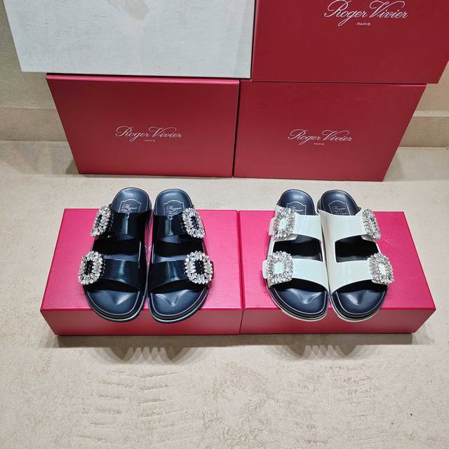 专柜新款Viv Run系列方钻休闲凉鞋顶级上新 ★★★★★ 认准代购级别顶货！台资工厂P出品！气质高级的一款休闲拖鞋，不仅轻便舒适而且运动跑步都可！大长腿上脚舒