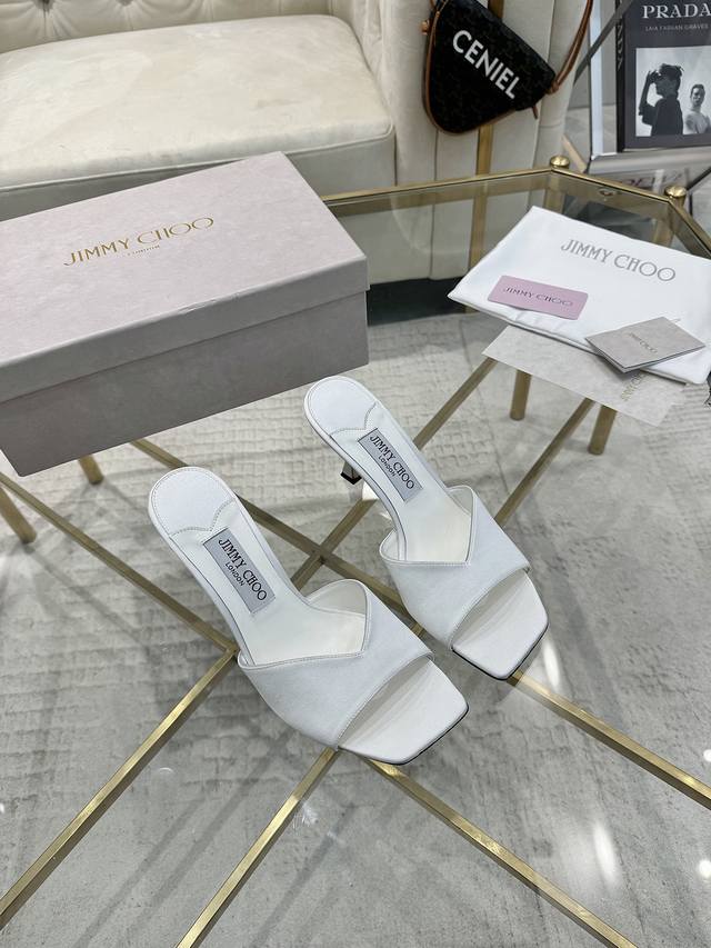 jlmmy Choo周仰杰2025 摩登鞋履 25年夏季巨献 顶级版本 璀璨艺术，足尖的高级定制** 工艺高端，无论材料面部底部包跟包中底还是烫钻工艺要求都极高