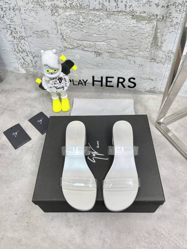giusseppe Zanotti 春夏水晶高跟拖鞋 意大利超小众品牌，这个系列的拖鞋穿上去，真的有点小仙女的感觉！上脚自带滤镜效果，后跟上百颗超闪水钻，银色B