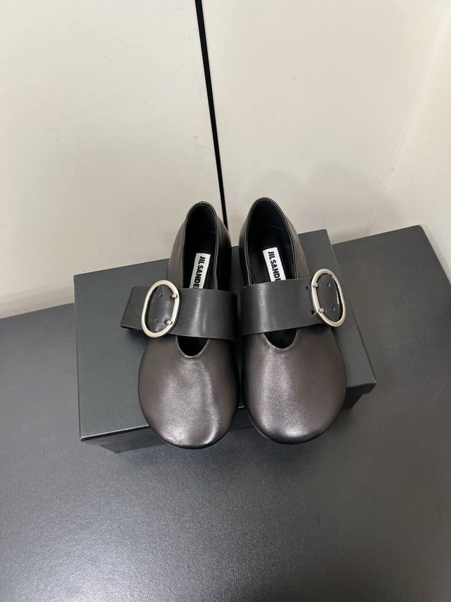 jilsander2025新款圆头芭蕾舞乐福鞋单鞋 Jil Sander这款现代风格凉鞋醒目吸睛，微风轻轻吹过，脚下的每一步都应该轻盈而自在。头层小牛皮鞋面打满