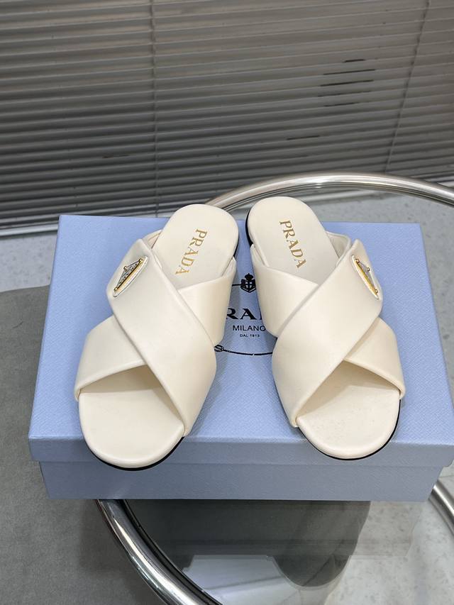 出厂 Prada普拉达春夏新款交叉拖鞋。顶级版本 面料：羊皮 羊皮垫脚 内里、 原版开模大底！ 码数：35-41 40 41定做