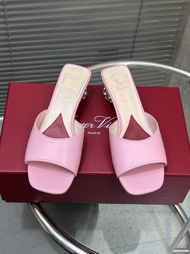 出厂 * Rv 新款水钻跟凉鞋拖鞋 爱心鞋 材质: 定制原版牛皮 垫脚：进口羊皮内里 鞋底：原版定制真皮底 跟高：5Cm 码数：35-40 40 41定