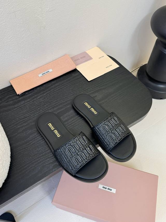顶级 ×缪 缪 新款拖鞋系列上新 ★★★★★ 舒适度与时髦度并存的开挂全新系列，设计搭配，简约大方，百搭时尚！ 鞋面：原版定制材料电绣牛皮 内里: 原版定制羊皮