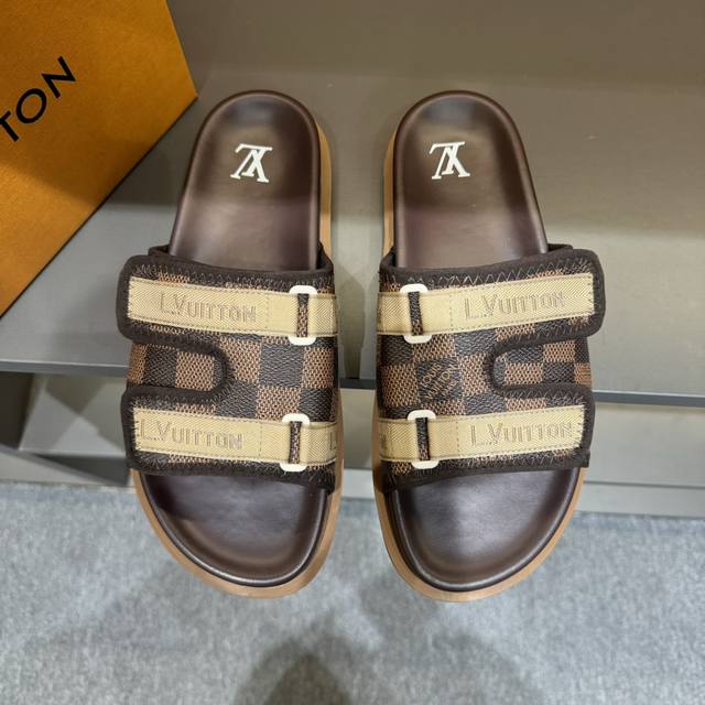 码数38-46 L.V 驴家高端男士夏季拖鞋， 经典老花系列，一字带宽松设计，别致的色彩拼接效果，个性鲜明，时尚潮流穿搭必备款式，轻盈舒适。轻质韧性橡胶内底，微