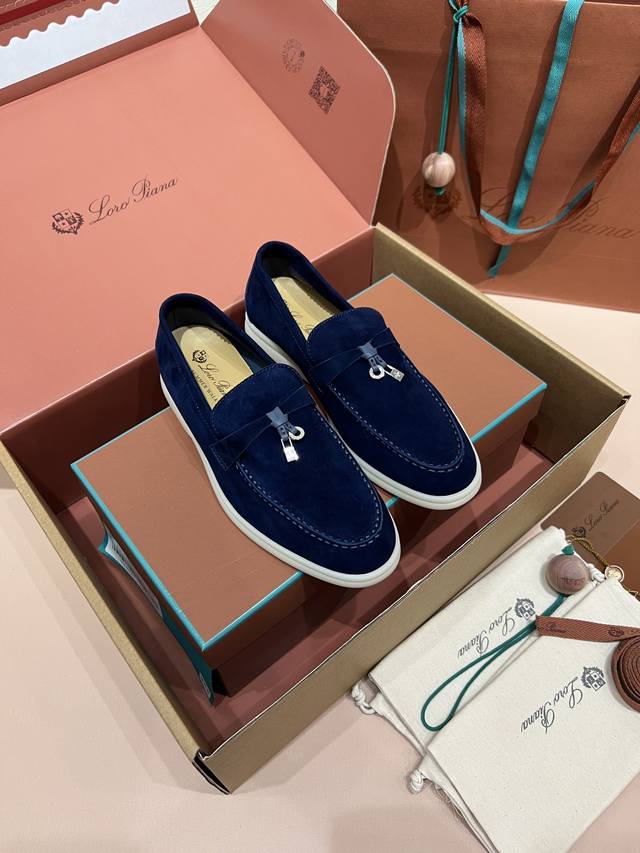 深蓝 认准Lp诺悠翩雅顶级公司货 Loro Piana 女鞋 Lp经典半拖，舒适休闲的软皮平地鞋，采用柔软的无衬里绒面牛皮革制作，浅色橡胶鞋底，是Loro Pi