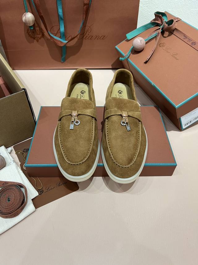 焦糖 认准Lp诺悠翩雅顶级公司货 Loro Piana 女鞋 Lp经典半拖，舒适休闲的软皮平地鞋，采用柔软的无衬里绒面牛皮革制作，浅色橡胶鞋底，是Loro Pi
