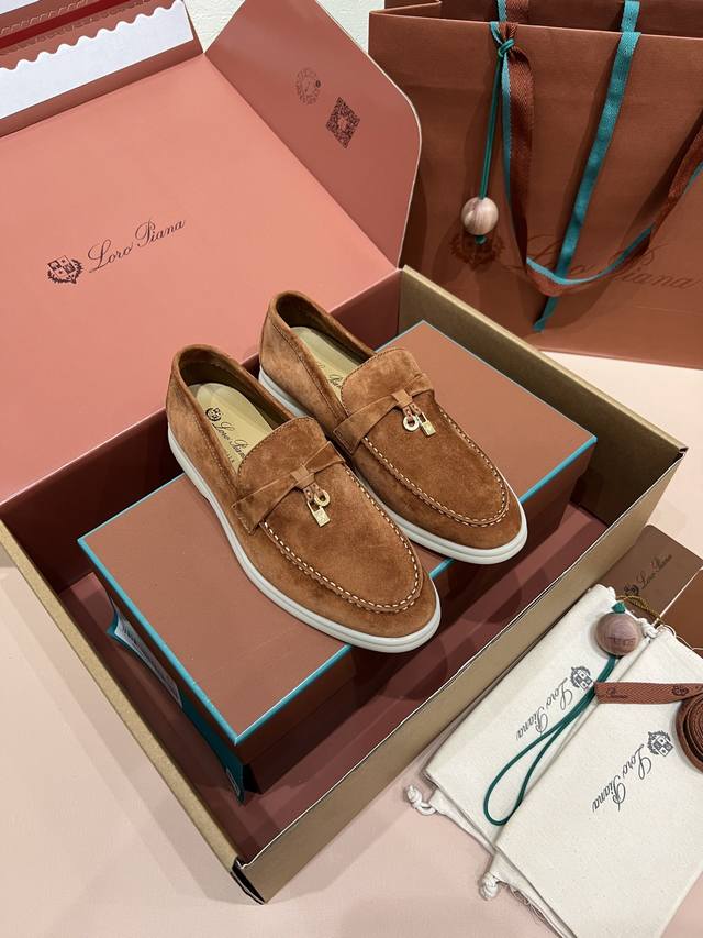 丁香棕 认准Lp诺悠翩雅顶级公司货 Loro Piana 女鞋 Lp经典半拖，舒适休闲的软皮平地鞋，采用柔软的无衬里绒面牛皮革制作，浅色橡胶鞋底，是Loro P