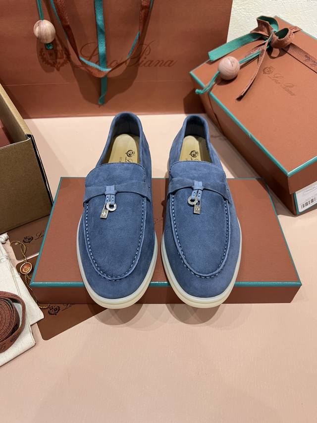 灰蓝 认准Lp诺悠翩雅顶级公司货 Loro Piana 女鞋 Lp经典半拖，舒适休闲的软皮平地鞋，采用柔软的无衬里绒面牛皮革制作，浅色橡胶鞋底，是Loro Pi
