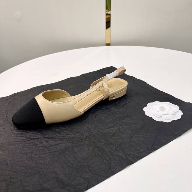 chanel 香奈儿小香风经典拼色凉鞋，夏季专柜新色，这款单品延续经典小香特色...百搭时尚单鞋走秀款，全新升级楦头 ，独家订制五金扣 、原版开模 小香全系列