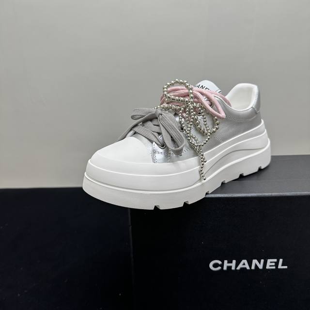 chanel香奈儿25S厚底珍珠蝴蝶结小白鞋，休闲鞋板鞋，网红明星同款 ，将时尚与舒适完美融合。鞋面简约大气，搭配精致珍珠与多彩鞋带，细节之处尽显奢华格调。厚底