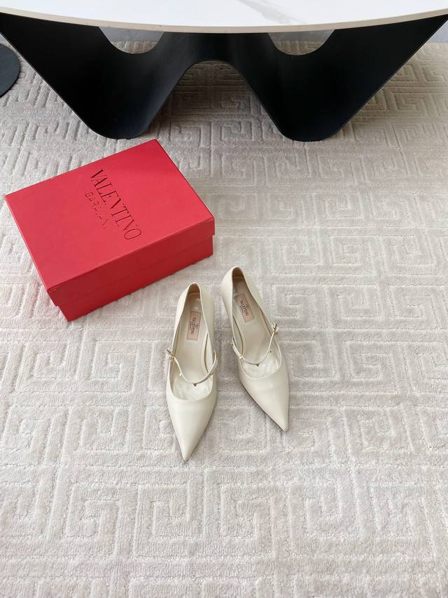 出厂 Valentino华伦天奴经典 夏Vlogo Signature平底尖头单鞋 鞋型线条流畅.版型超赞上脚舒适.增高.显瘦.拉长腿部线条 独家顶级版 Zp开