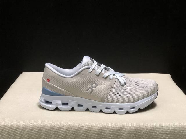 顶级版本On昂跑 Cloud X 4 舒适减震防滑透气低帮跑鞋！ 瑞士高性能运动品牌On打造的此系列作品，鞋面由再生聚酯纤维和网眼布制成，采用独家镂空橡胶鞋底，