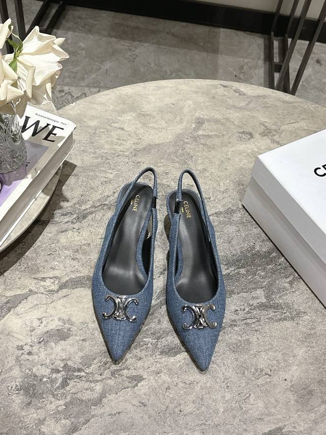 牛仔布 Celine 早春银色凯旋门系列 思琳新款银色尖头高跟鞋 矮跟凯旋门鞋稀有的银色系列 好精致呀银色的凯旋门很低调黑色绝了，搭配小裙子牛仔裤都很不戳 你可