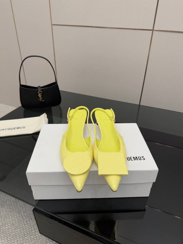 jacquemus 25 Aw 单品时尚藏在细节里搭配裙子真的Yyds超时髦一款单鞋 小猫跟也可以很气质 Jacquemus25的设计灵感来源于雕塑，最能体现的