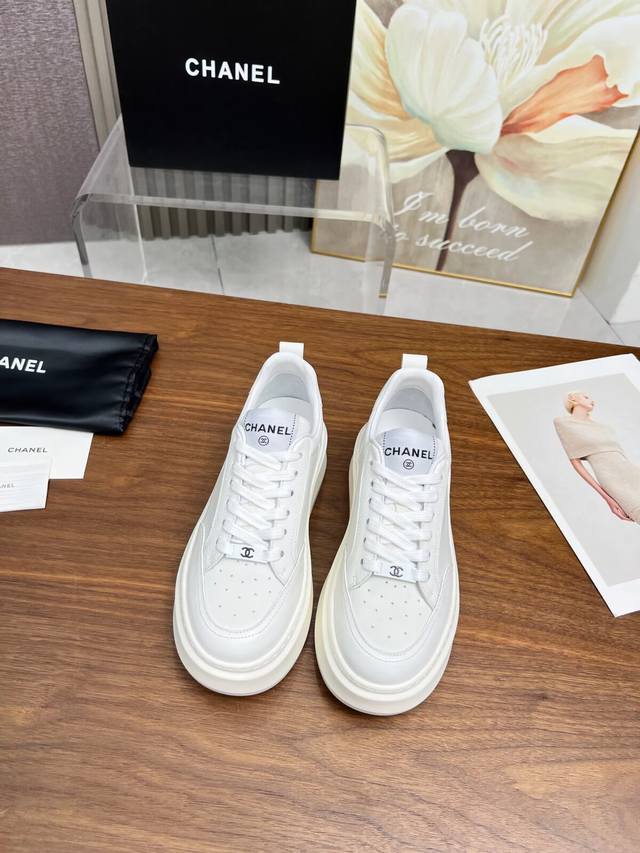 出厂价Pp： 元 新款香奈儿Chanel 熊猫配色小白鞋，目前超级流行的增高厚底造型、非常百搭显腿瘦长， 上脚超舒服，拉长整个身材比例 面料：进口头层牛皮 内里