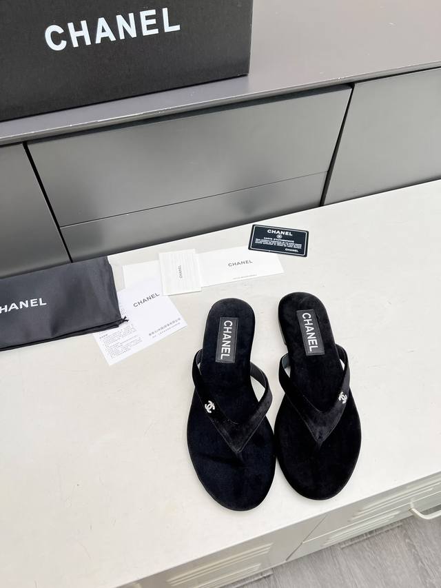 出厂价Pp： 元 Chanel 春夏新款 真皮大底人字拖鞋 首发这个鞋我真心的心动 第一眼[惊讶]看到就喜欢， 而且有Chanel 家的经典元素钻石Logo 面