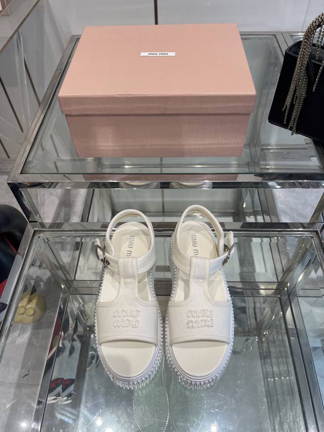 miumiu缪缪 春夏新品走秀款饼干凉鞋 厚底鞋 简约的运动板鞋设计 极具辨识度的鞋舌 打造佛系甜美的休闲风 上脚气场十足随意搭配 长裙，短裙，短裤，穿出与众不
