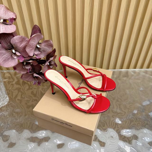 半拖 凉鞋 吉安维托 罗西 Gianvito Rossieiko Stiletto，金属扣绕带个性高跟凉鞋 秉承了其传统意大利工艺，专注精巧细节，打造优雅女人味