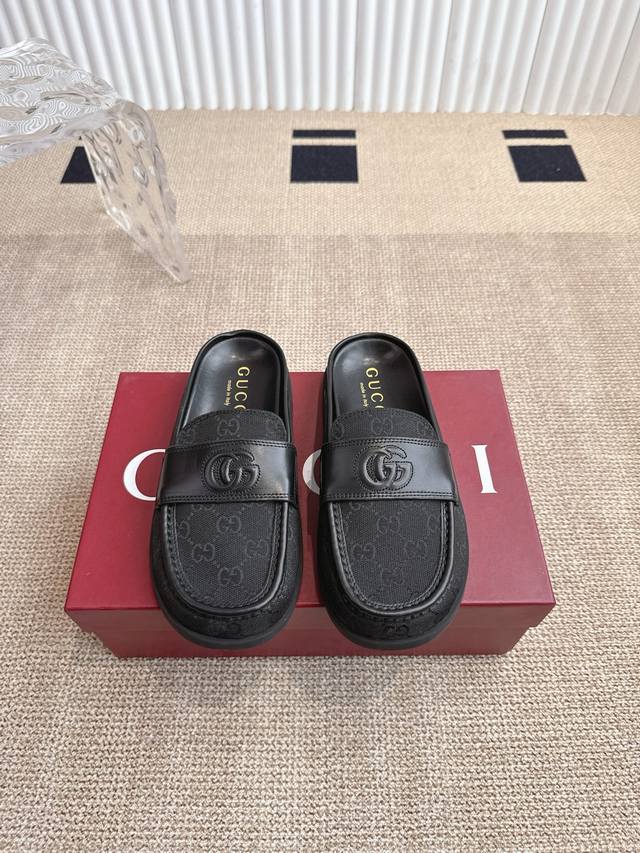 gucci 25Ss 春夏新款 复古大头包头拖 勃肯拖第一眼看到这个鞋子感觉不起眼，没有过多的装饰很简单 但带有点复古味呆萌可爱随意搭配都好看！脚感要求高 的闭