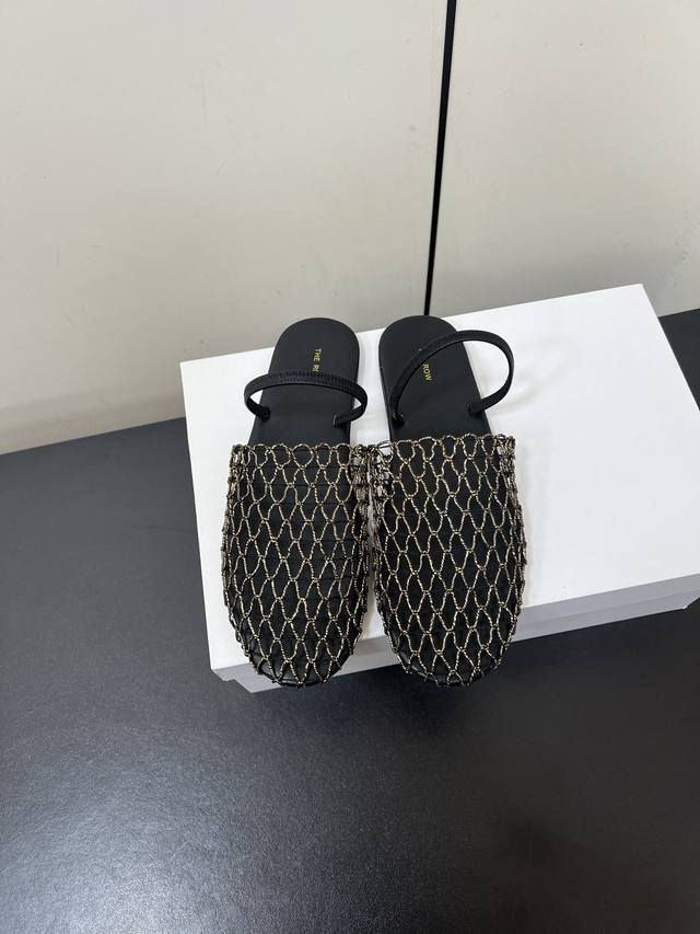 therow 25新色 透气网纱仙女凉拖鞋 没有花里胡哨或者幼稚感的设计 是最简单的款式 整体设计干练秀气又舒适 它家鞋子主打简洁舒适 所以每次他家出新款，都必