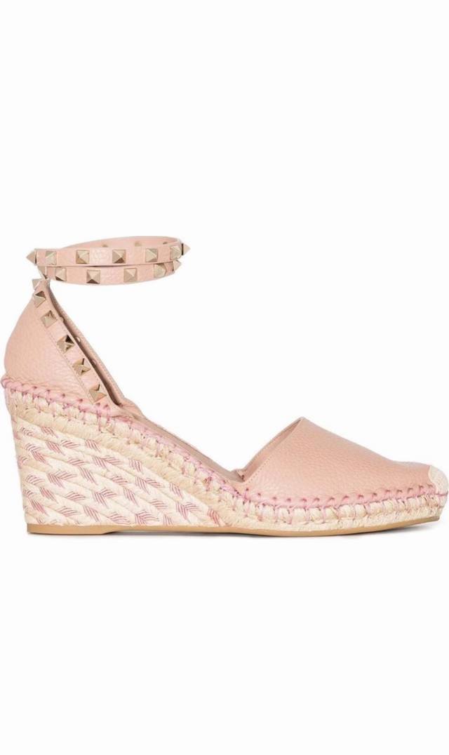 官网图 Valentino Garavani 荔枝牛皮系带坡跟凉鞋 金属效果工艺处理铆钉装饰 特殊拼色麻绳包裹坡跟 可调节小牛皮系带 坡跟防水台 意大利制造 -