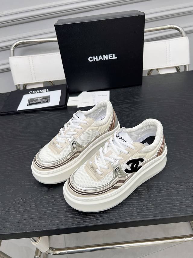 chanel 香奈儿2025度假系列 最新款休闲运动鞋 银白，金白，银灰，黑红！无敌漂亮又好穿 非常轻便，内里也是超级软，超级舒服，鞋面透气设计，配色高级耐看