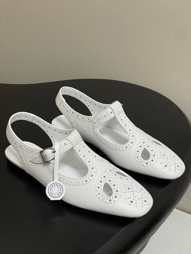 顶级品质 Hermes 爱马仕 H家25S春夏新款Kim露跟凉鞋 玛丽珍鞋 镂空雕花冲孔平底凉鞋 镂孔Nappa皮革Ghillies风格露跟凉鞋。打造时尚柔美造
