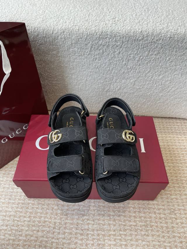 gucci 25Ss 春夏系列Gg菱形新款男女厚底休闲拖鞋 凉鞋 由经典真皮电绣菱形条纹＋配双G金属扣作为品牌的标志性象征制作而成打造令人惊艳的作品焕新演绎！