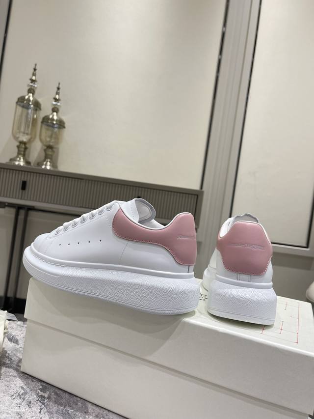 牛皮尾 羊皮里 女 男 码数34-40 牛皮里 女 男 码数38-44 麦昆高品质顶级版Alexander Mcqueen 经典明星爆款百搭小白鞋 已升级，全新