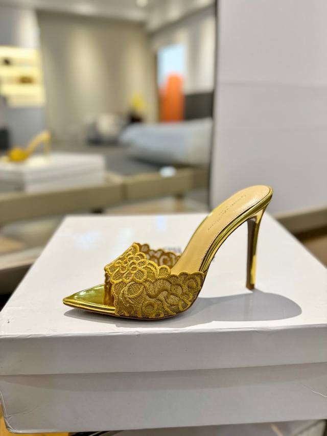 价格P： Gianvito Rossi 经典款尖头电绣高跟鞋，它的出现就像夜空中最璀璨的星辰。经典的款式，永恒的魅力，电绣的图案更是为其增添了梦幻的色彩。每一步