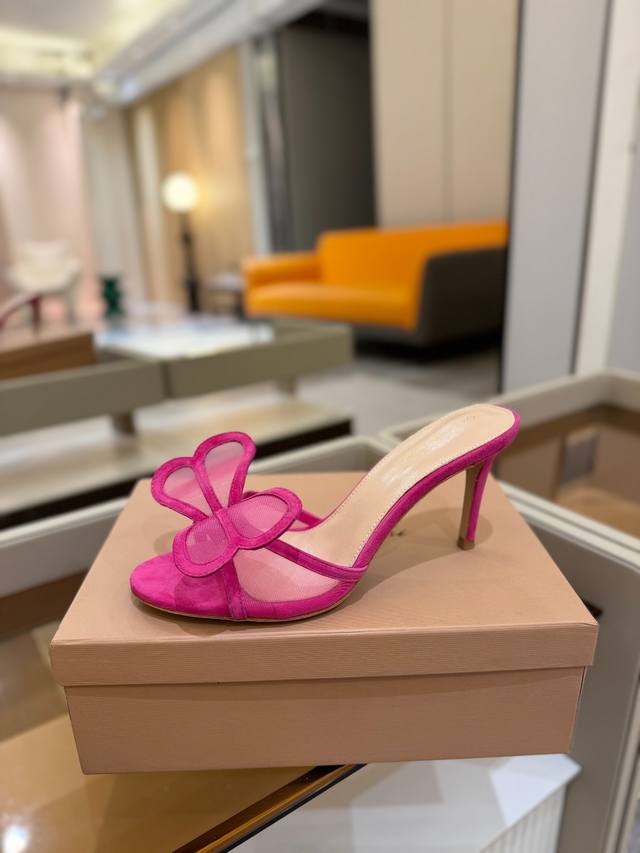 价格P： {拖鞋系} Gianvito Rossi 2025 这款高跟拖鞋 极简主义的 Elle、Gianvito Rossi 秉承了其传统意大利工艺，专注精巧